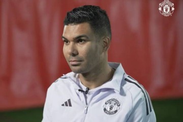 卡塞米罗宣布离开曼联细节!球迷挽留感动全家,人走心留永远支持红魔