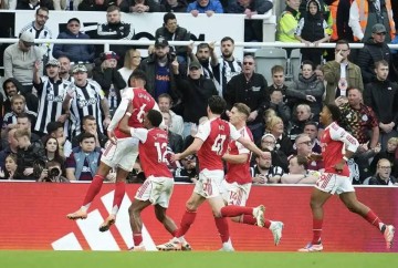 卖15人仍斩10连胜!埃梅里用残阵吊打曼联,豪门瞎找帅真瞎了眼?